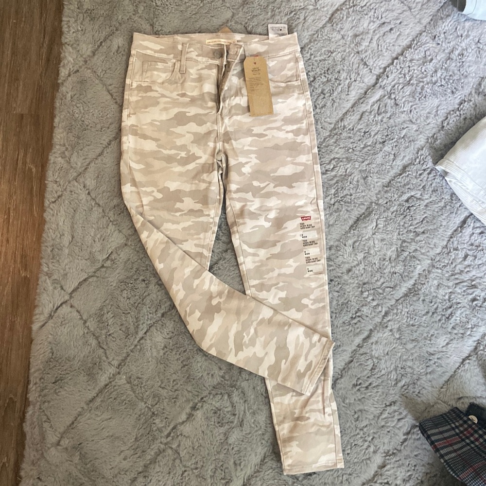 Levi’s 720 Highrise Sculpt Super Skinny Crop, size 26